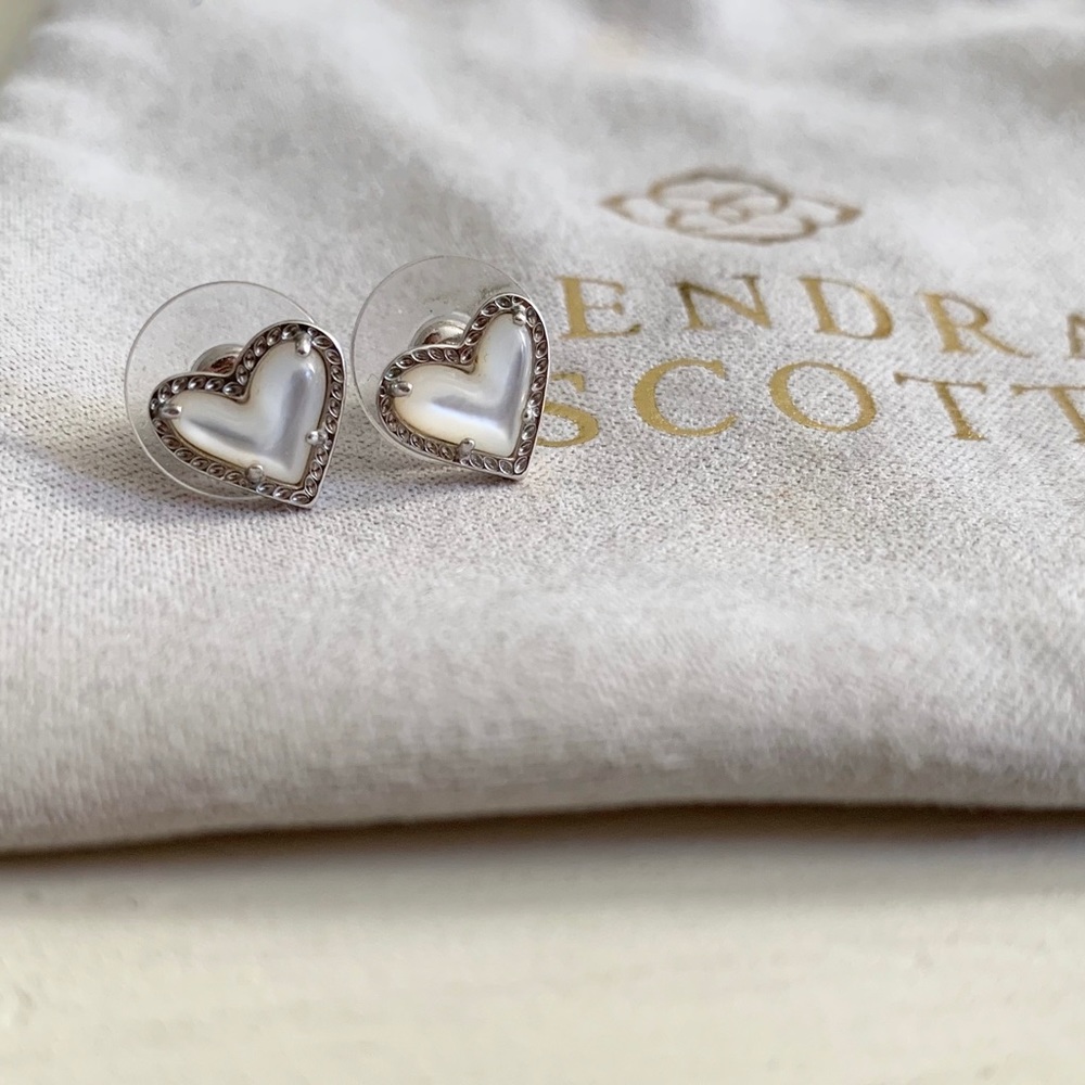 Kendra Scott Ari heart earrings